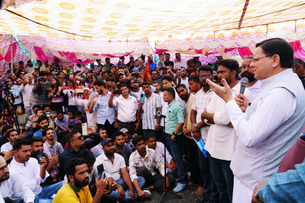 युवाओ के बीच पहुंचे उत्तराखंड के मुख्यमंत्री पुष्कर सिंह धामी ,मानी मांगें, युवाओ ने की नकल प्रकरण मामले में सीबीआई जांच की सिफारिश……