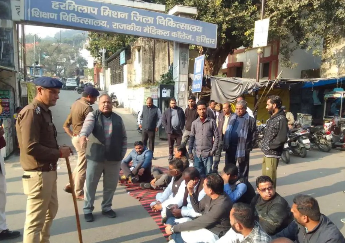 जिला अस्पताल की मोर्चरी में लापरवाही रातभर में चूहों ने शव को कुतरा ,मोर्चरी में शव भी सुरक्षित नहीं: अस्पताल की व्यवस्था पर बड़ा सवाल