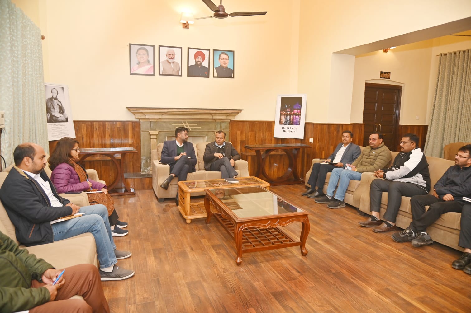 जिलाधिकारी मयूर दीक्षित ने अमरापुर घाट एवं शंकराचार्य चौक पर सफाई व्यवस्था का लिया जायजा