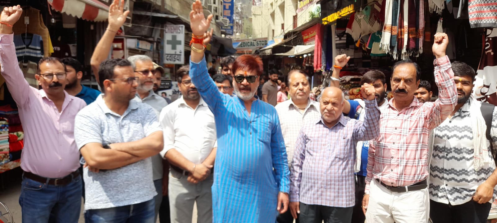 कुशा घाट मार्ग पुराने 15 नंबर बिजली घर के स्थान पर नए पुल की निर्माण की मांग को लेकर स्थानीय व्यापारियों ने किया प्रदर्शन